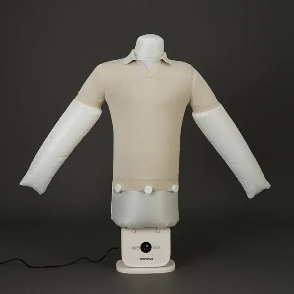 Jumper smoothed on an automatic ironing machine