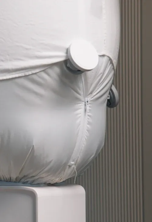 Adjusting the side zipper on an automatic ironing machine